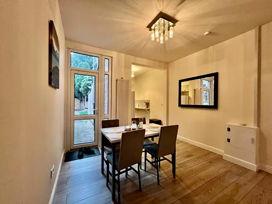 Immagine 8 di Casa indipendente in affitto  in Kingsland Avenue a 