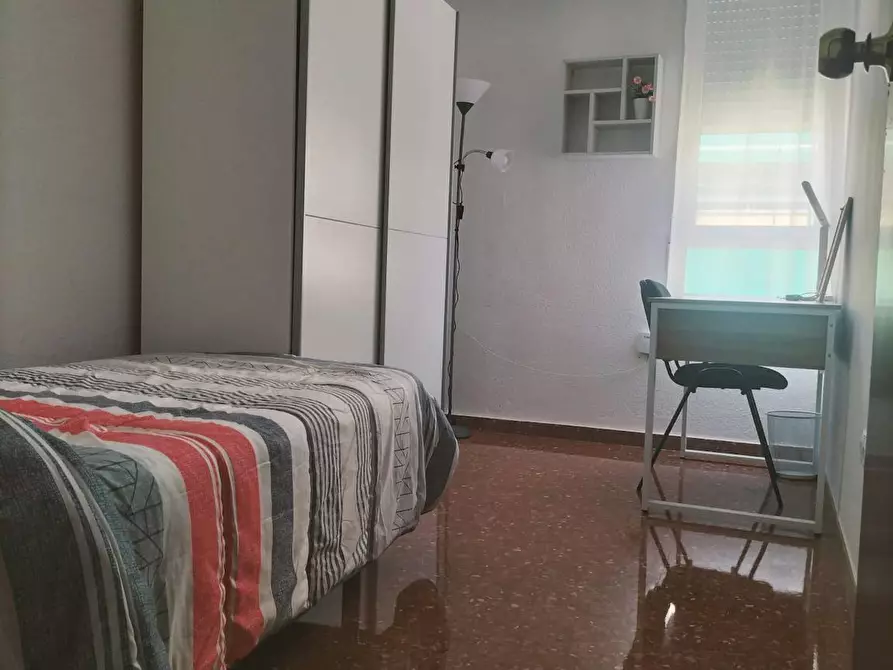 Immagine 1 di Camera in affitto  in Carrer del Bisbe Jaume Pérez a Valencia