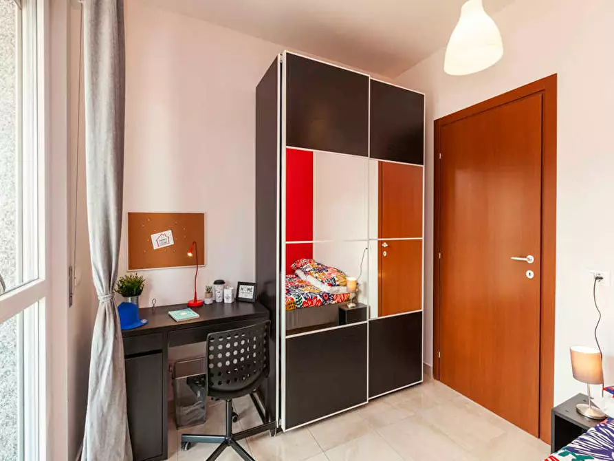 Immagine 3 di Camera in affitto  in Via Giuseppe Regaldi a Milano