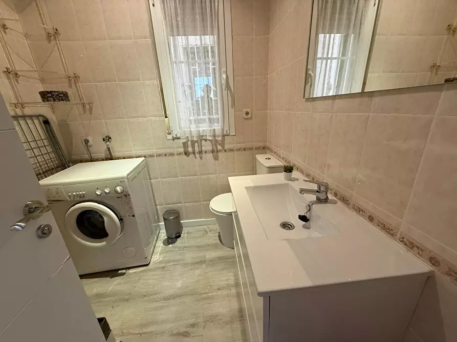 Immagine 7 di Camera in affitto  in Calle de Fernández de los Ríos a Madrid