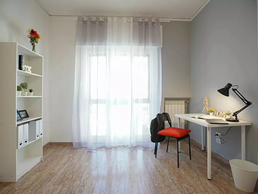 Immagine 2 di Camera in affitto  in Via Pietro Castellino a Napoli