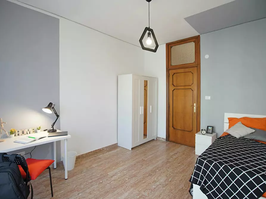 Immagine 3 di Camera in affitto  in Via Pietro Castellino a Napoli