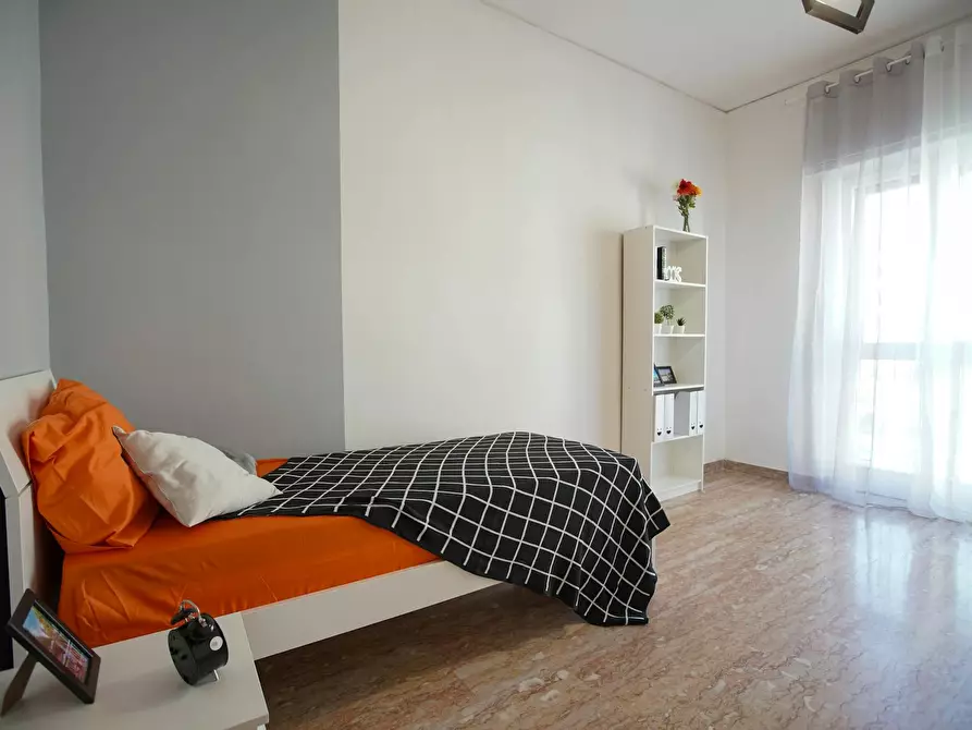 Immagine 1 di Camera in affitto  in Via Pietro Castellino a Napoli