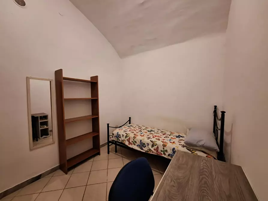 Immagine 1 di Camera in affitto  in Via Duomo a Napoli