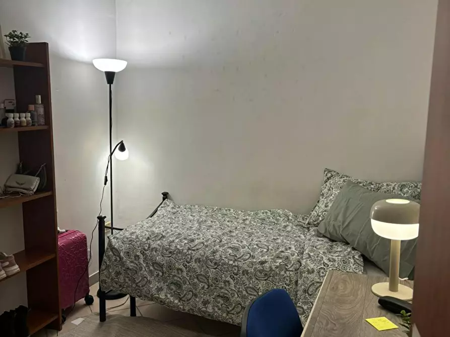 Immagine 1 di Camera in affitto  in Via Duomo a Napoli