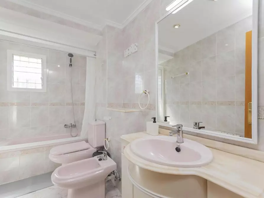 Immagine 8 di Camera in affitto  in Avinguda de la Constitució a Valencia