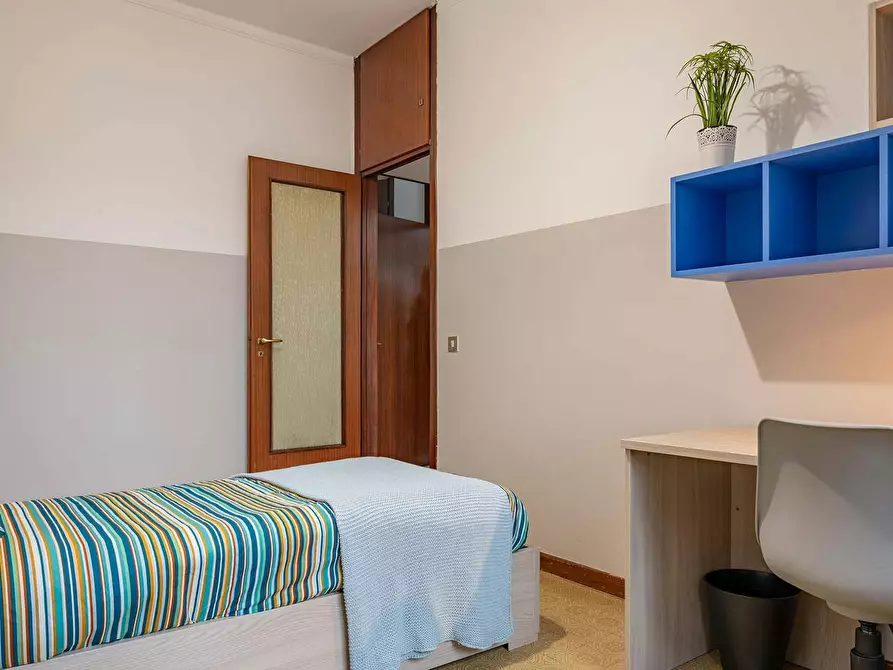 Immagine 5 di Camera in affitto  in Via Rho a Milano