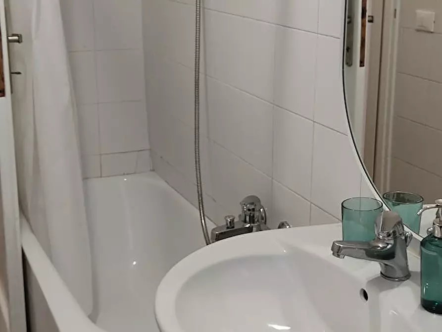 Immagine 6 di Camera in affitto  in Via Alghero a Roma