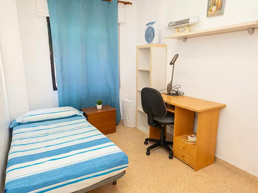 Immagine 1 di Camera in affitto  in Plaça del Cedre a Valencia