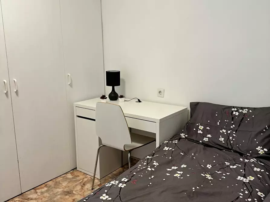 Immagine 1 di Camera in affitto  in Carrer de Guillem d'Anglesola a Valencia