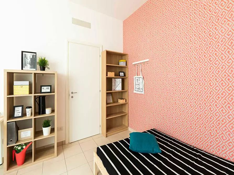 Immagine 5 di Camera in affitto  in Via Gardone a Milano