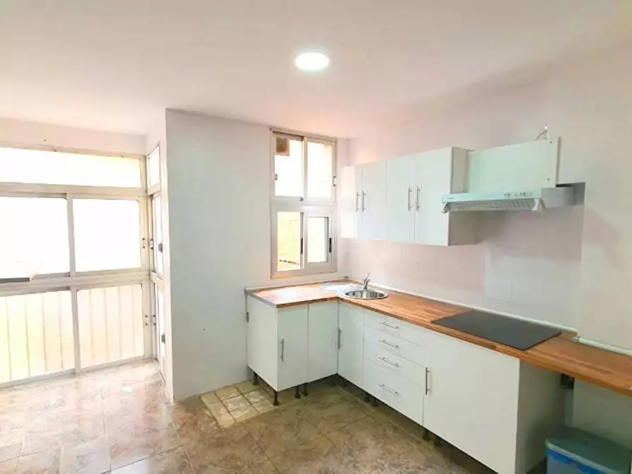 Immagine 2 di Camera in affitto  in Avinguda del Doctor Waksman a Valencia