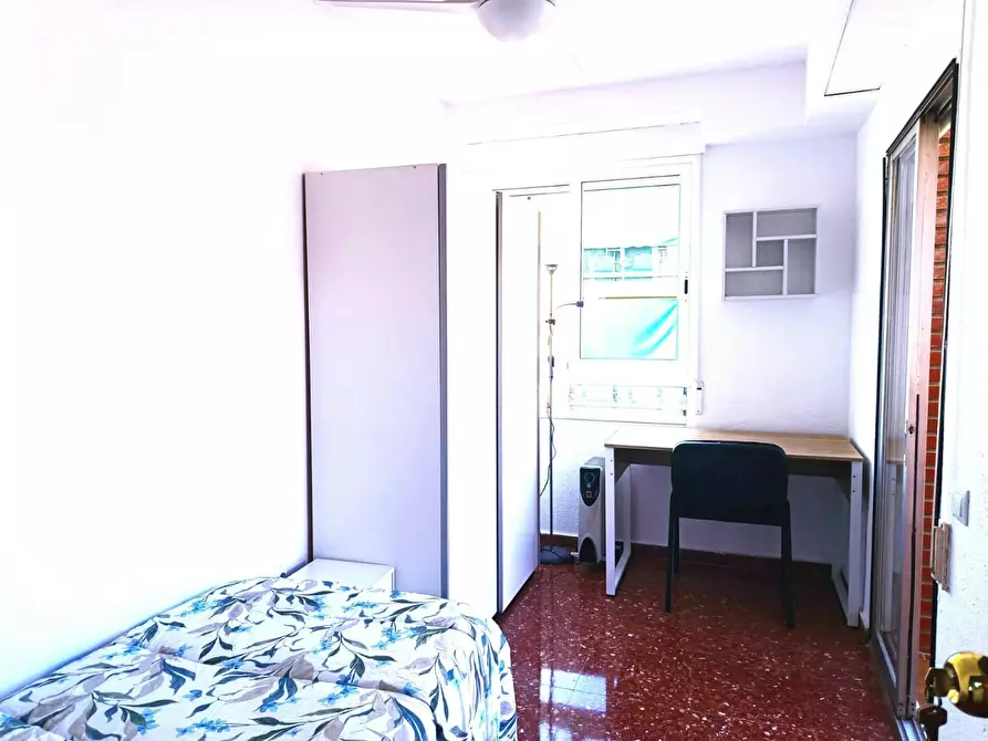 Immagine 1 di Camera in affitto  in Carrer del Bisbe Jaume Pérez a Valencia