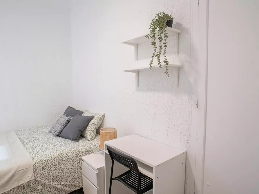 Immagine 3 di Camera in affitto  in Carrer Trafalgar a Barrio De Porta