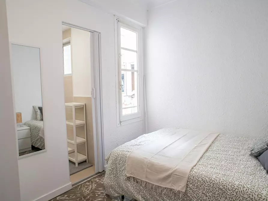 Immagine 1 di Camera in affitto  in Carrer Trafalgar a Barrio De Porta