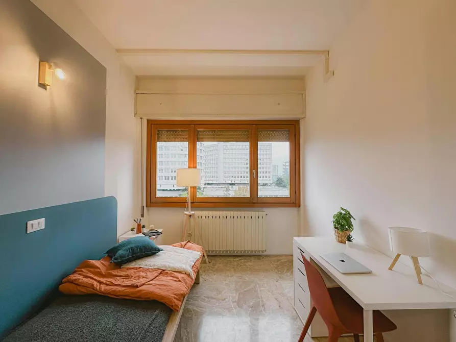 Immagine 5 di Camera in affitto  in Via Cipro a Brescia