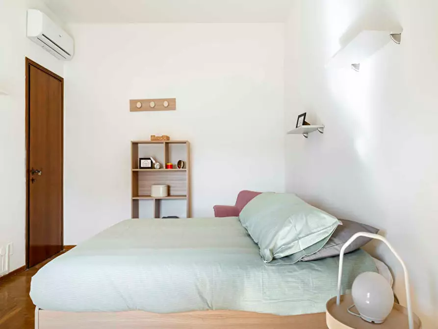 Immagine 3 di Camera in affitto  in Via Gianfranco Zuretti a Milano