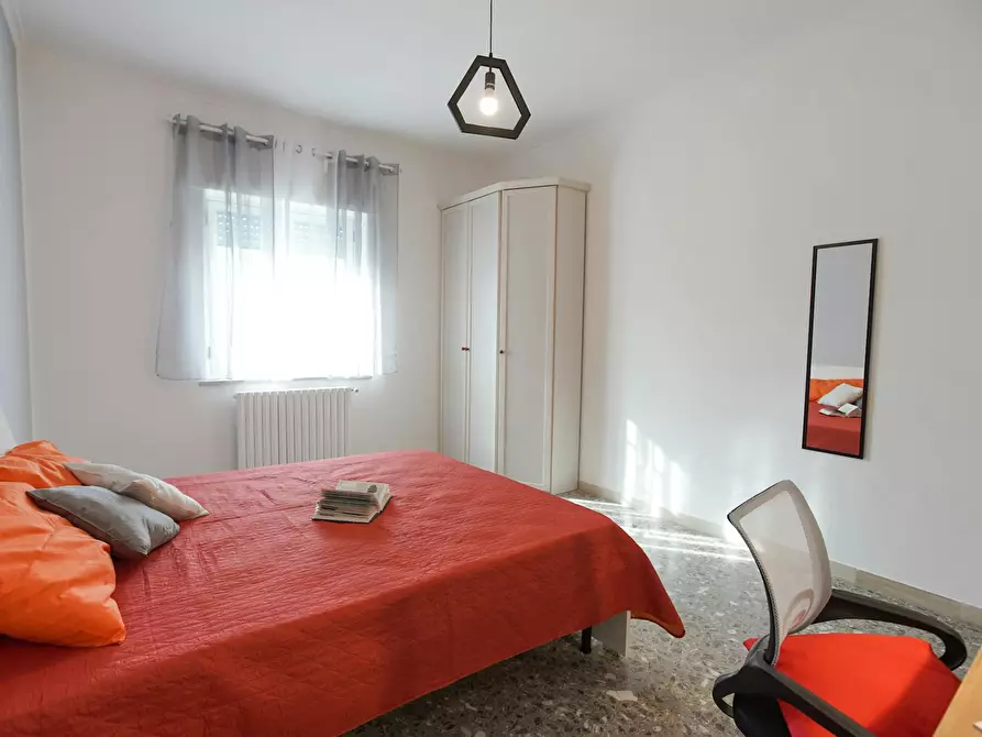 Immagine 4 di Camera in affitto  in Viale Bognar a Pozzuoli