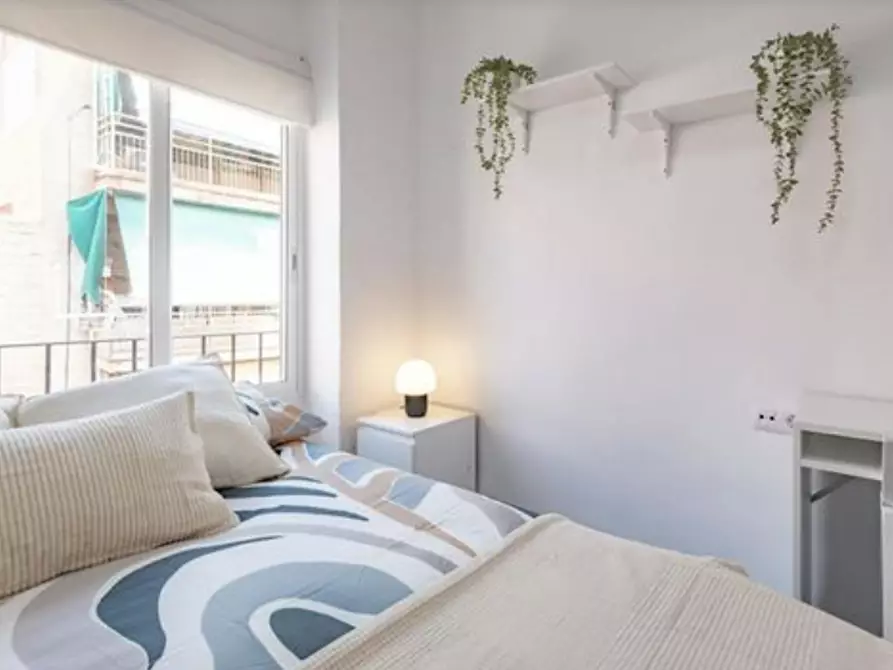 Immagine 1 di Camera in affitto  in Calle del Arquitecto Vidal a Alicante/Alacant