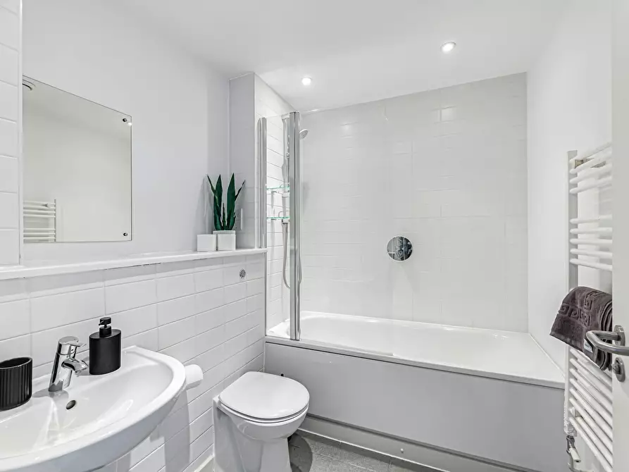 Immagine 3 di Casa indipendente in affitto  in Castle Lane a Bedford