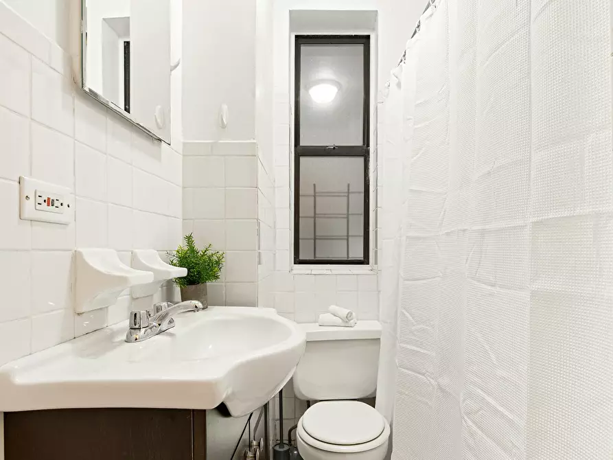 Immagine 10 di Camera in affitto  in East 93rd Street a Torino