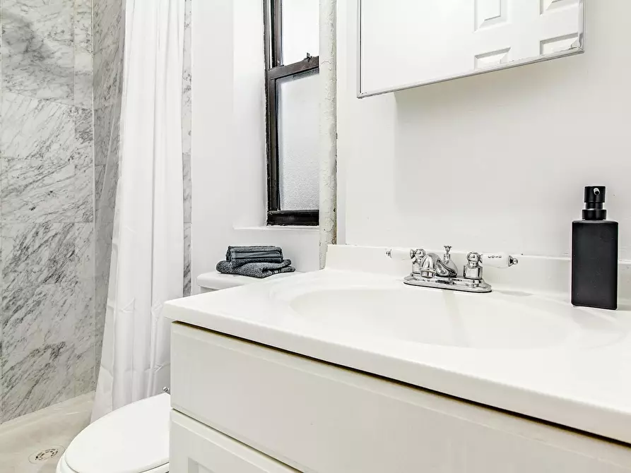 Immagine 5 di Camera in affitto  in East 93rd Street a Torino