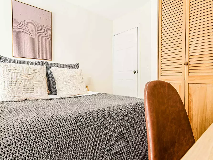 Immagine 2 di Camera in affitto  in East 93rd Street a Torino