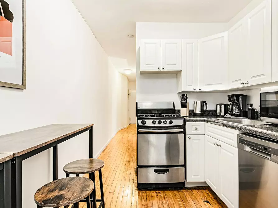 Immagine 4 di Camera in affitto  in East 93rd Street a Torino