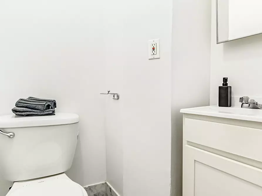 Immagine 6 di Camera in affitto  in East 93rd Street a Torino