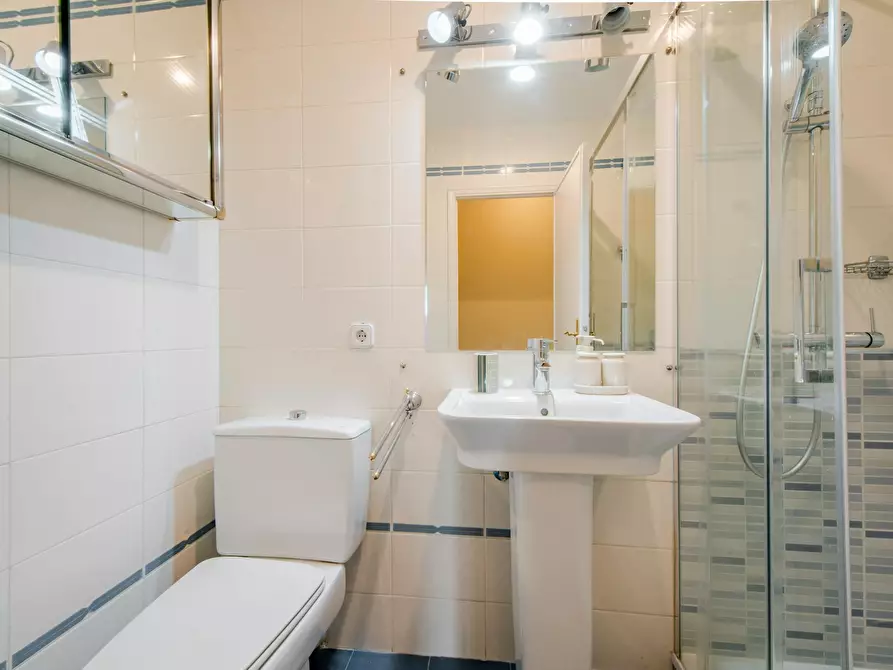 Immagine 9 di Camera in affitto  in Calle de Rodríguez Marín a Madrid