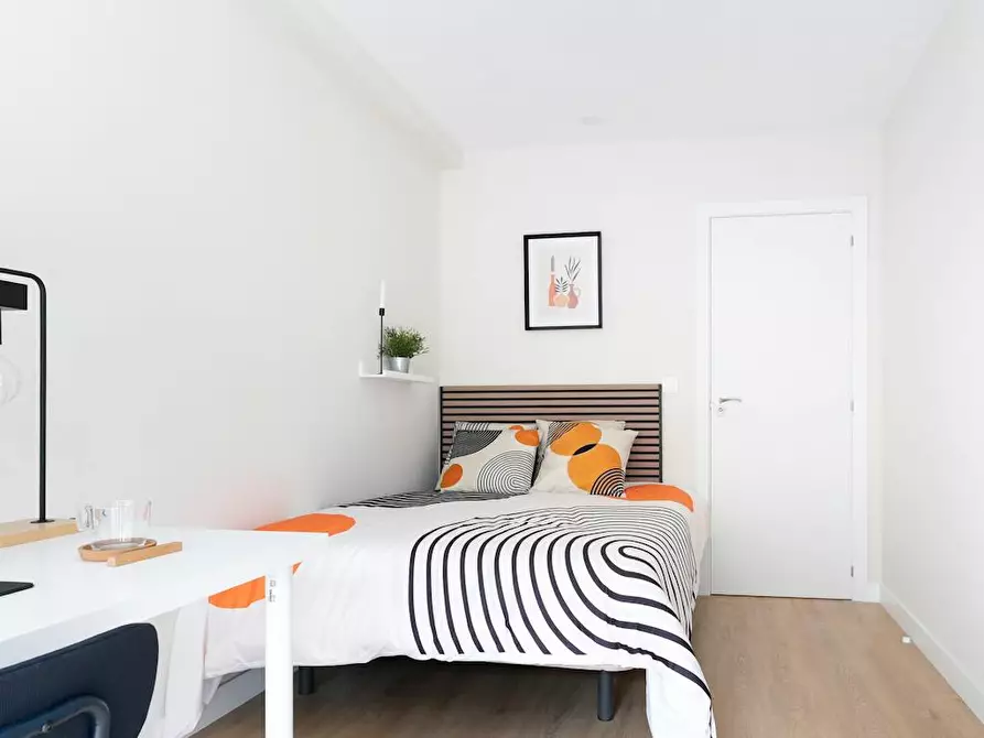 Immagine 1 di Camera in affitto  in Calle de Guzmán el Bueno a Madrid