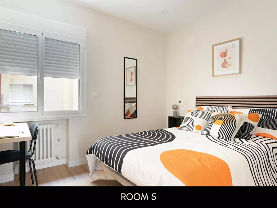 Immagine 1 di Camera in affitto  in Calle de Guzmán el Bueno a Madrid