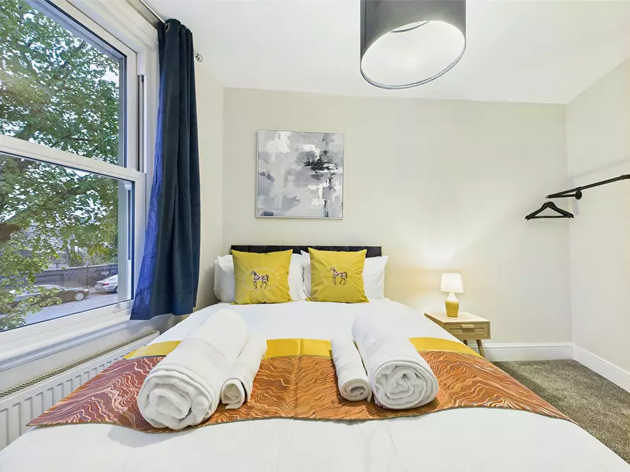 Immagine 2 di Casa indipendente in affitto  in Queen's Road a Cheltenham