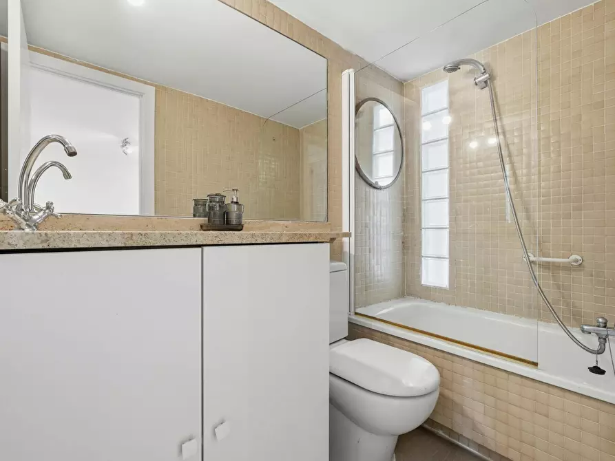 Immagine 6 di Camera in affitto  in Calle de Mataró a Madrid