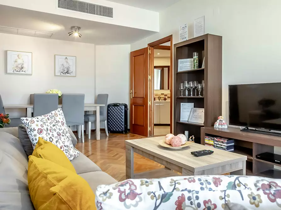 Immagine 6 di Appartamento in affitto  in Calle de Jacometrezo a Madrid
