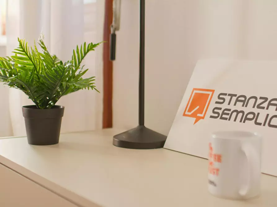 Immagine 1 di Camera in affitto  in Via Giuseppe Resinelli a Lecco