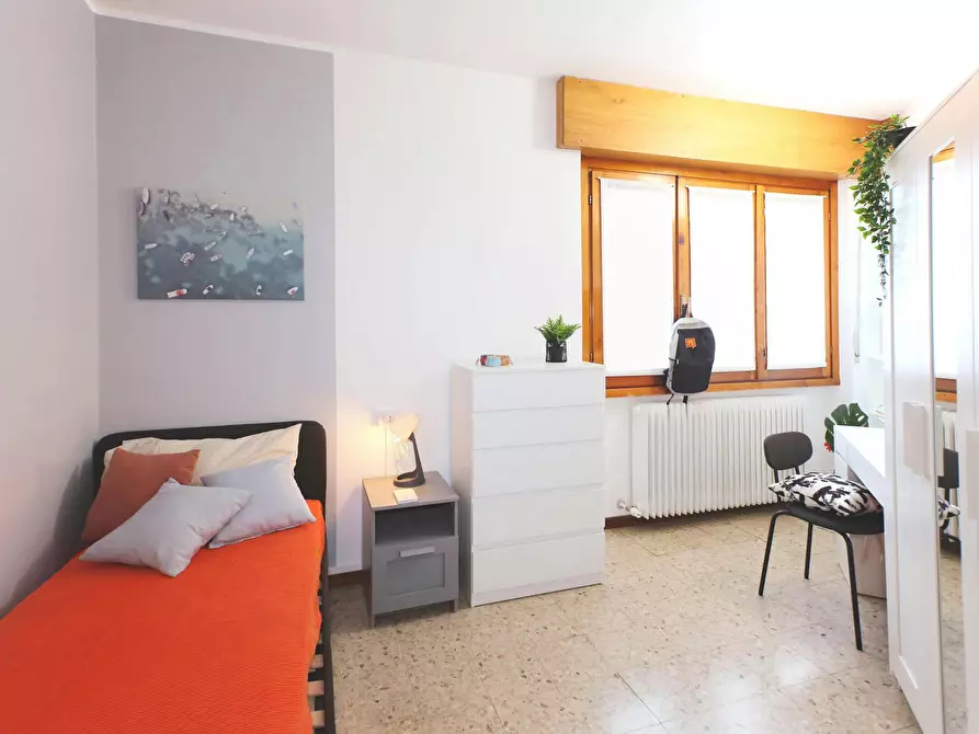 Immagine 3 di Camera in affitto  in Via Privata Nino Castelli a Lecco