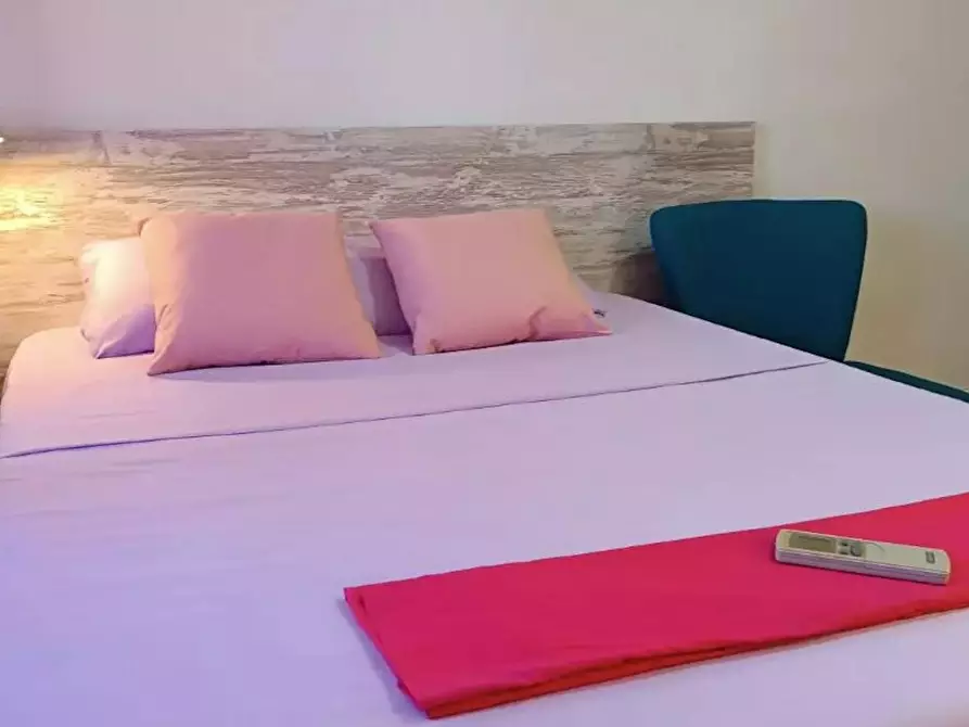 Immagine 1 di Camera in affitto  in Calle de Víctor Manuel III a Madrid