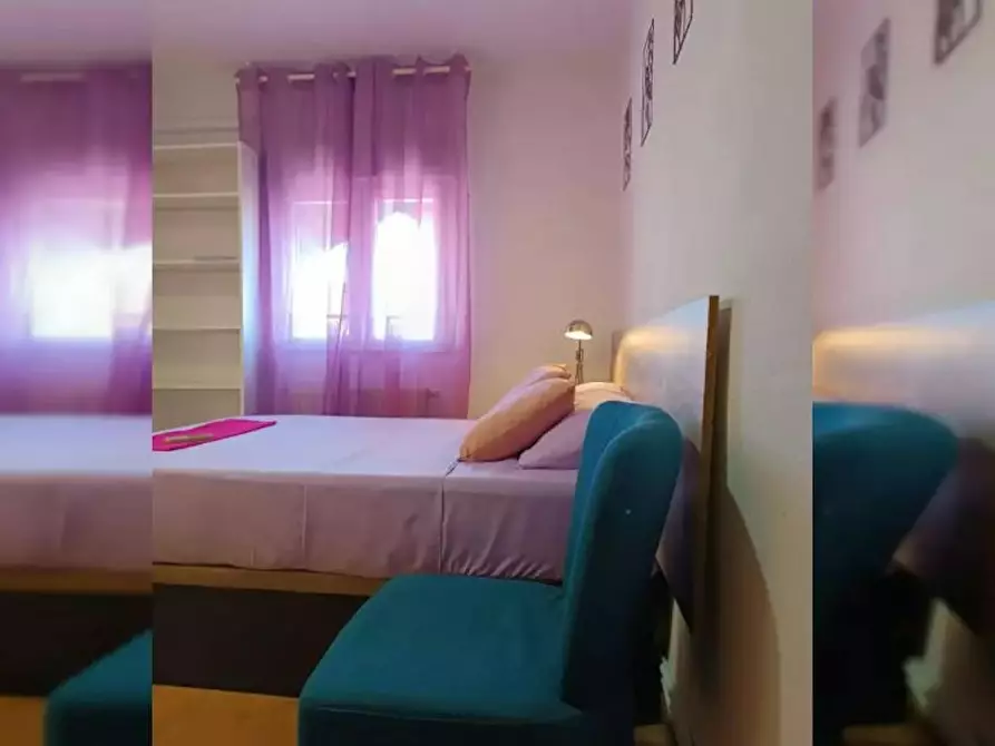 Immagine 2 di Camera in affitto  in Calle de Víctor Manuel III a Madrid