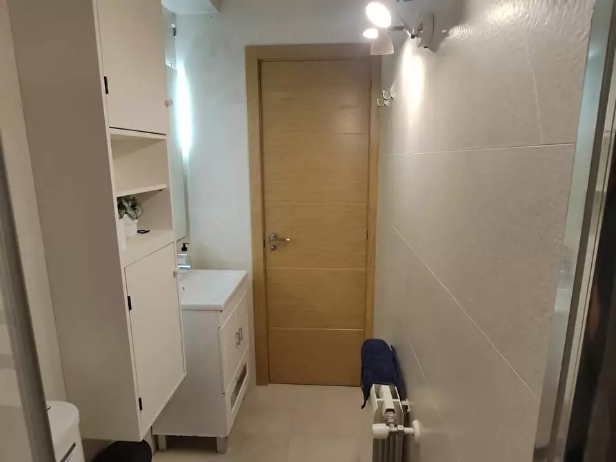 Immagine 8 di Camera in affitto  in Calle de Víctor Manuel III a Madrid