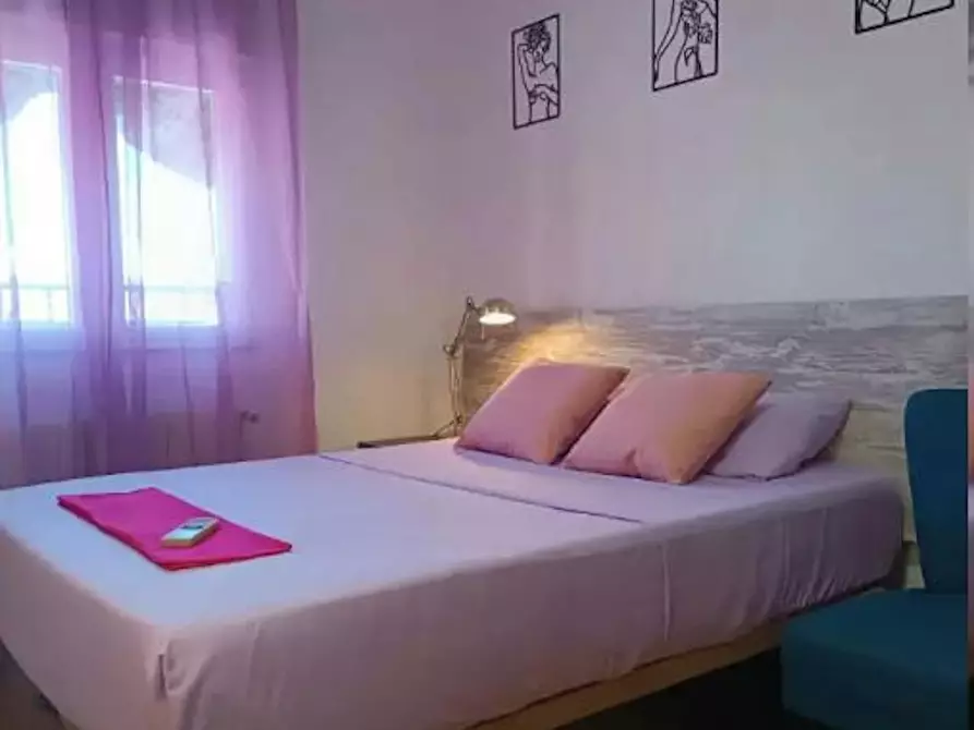 Immagine 5 di Camera in affitto  in Calle de Víctor Manuel III a Madrid