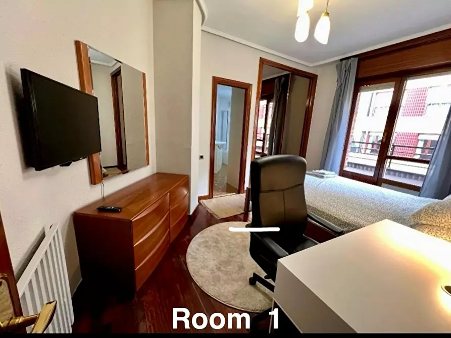 Immagine 1 di Camera in affitto  in Lekuona Margolariaren Etorbidea a Bilbao