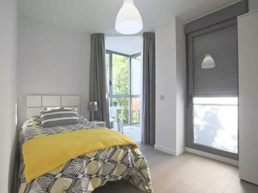 Immagine 1 di Camera in affitto  in Calle de Mira el Sol a Madrid