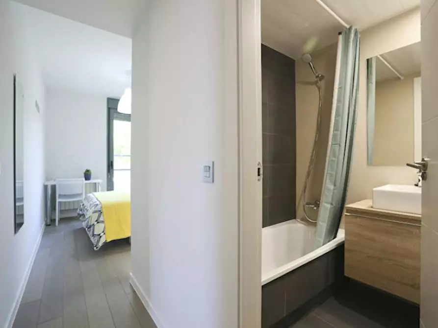 Immagine 3 di Camera in affitto  in Calle de Mira el Sol a Madrid