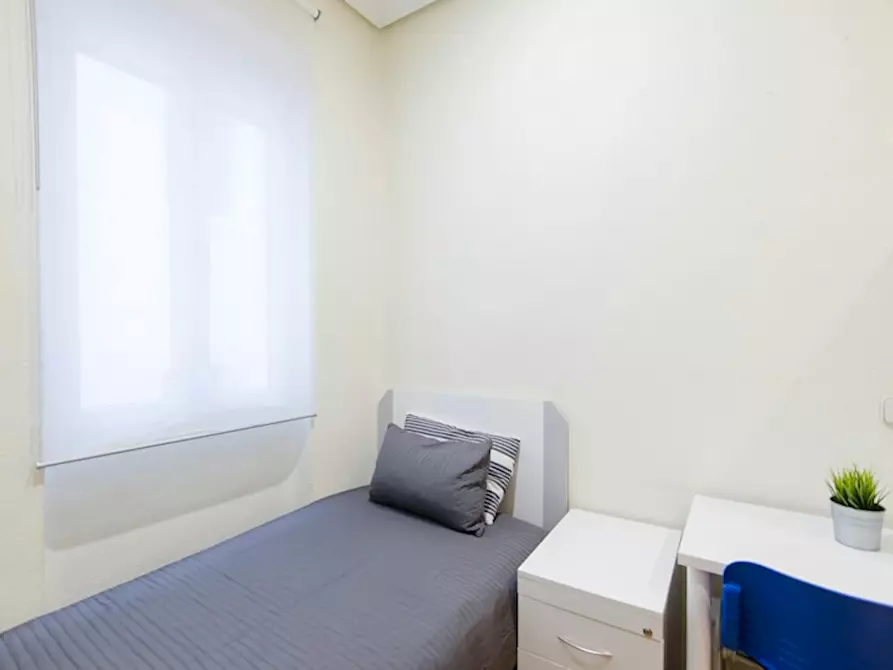 Immagine 1 di Camera in affitto  in Calle de Andrés Mellado a Madrid