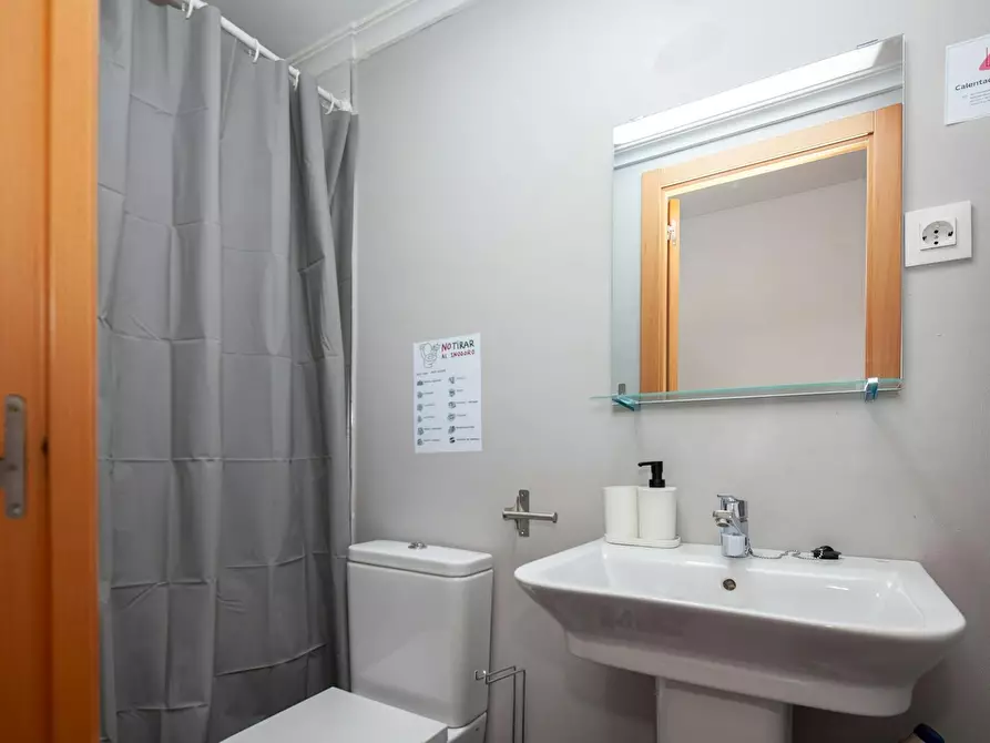 Immagine 6 di Camera in affitto  in Avinguda del Port a Valencia