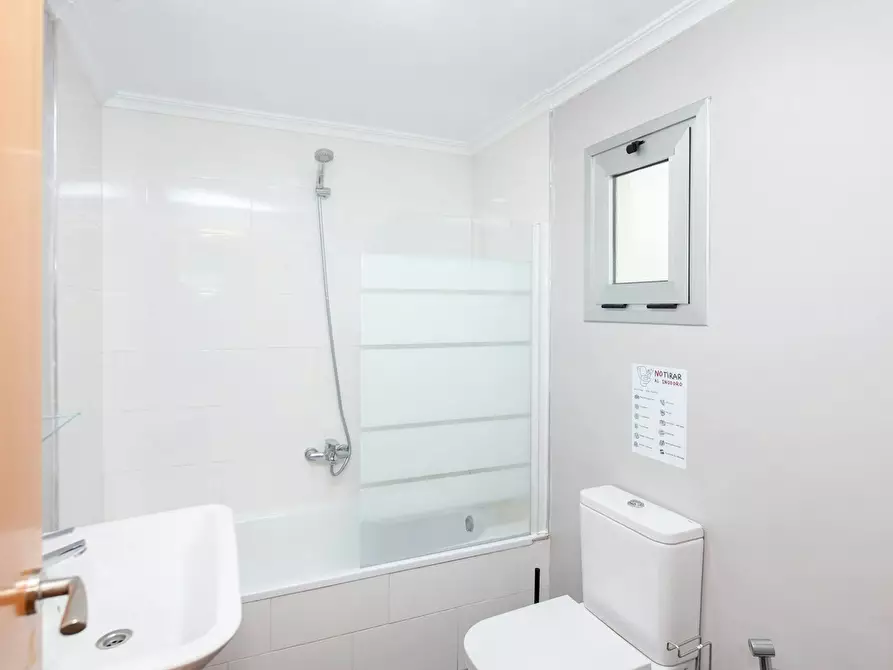 Immagine 8 di Camera in affitto  in Avinguda del Port a Valencia