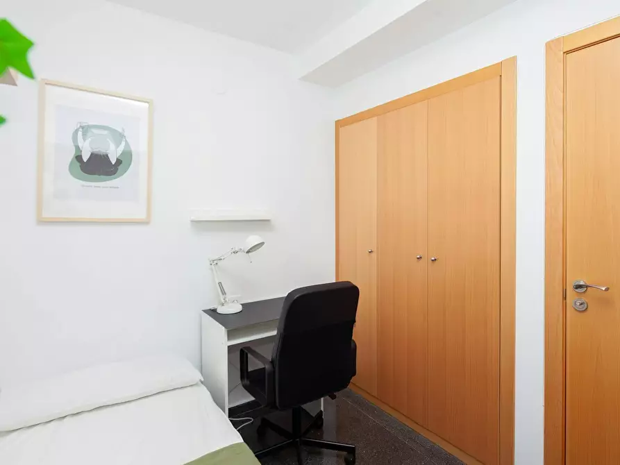 Immagine 3 di Camera in affitto  in Avinguda del Port a Valencia