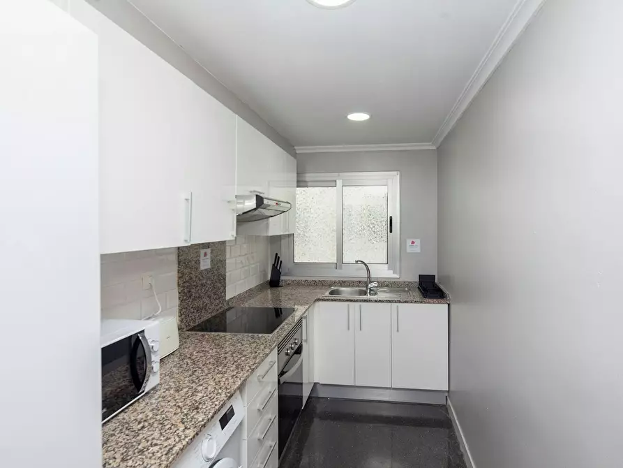 Immagine 10 di Camera in affitto  in Avinguda del Port a Valencia