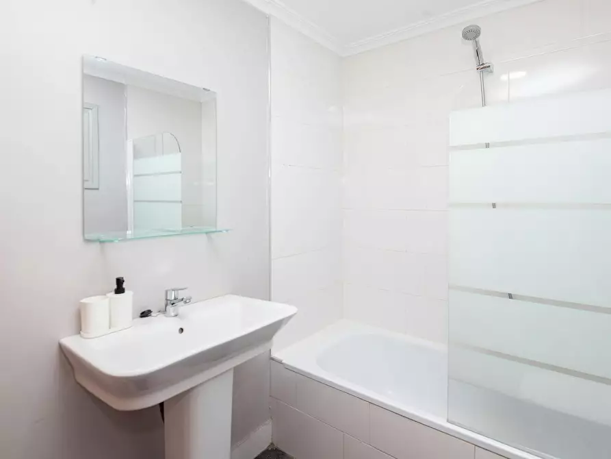 Immagine 9 di Camera in affitto  in Avinguda del Port a Valencia